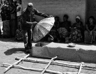  2015/04/african-funeral-e1428618294843.jpg 